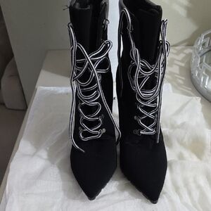 Stylish Black Lace-Up Women's Boots